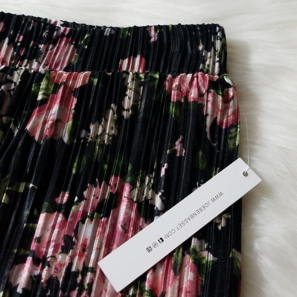 Shorts - Picture 2 of 4